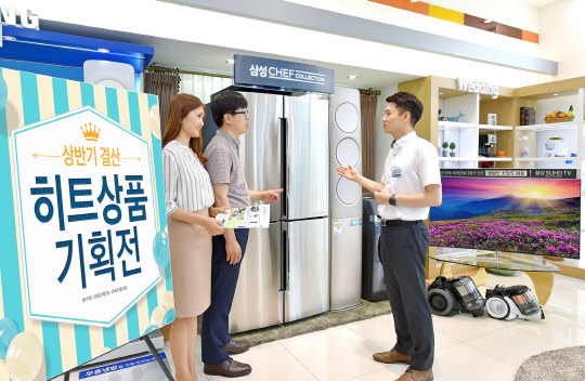 삼성전자 모델들이 14일 서울 논현동 삼성 디지털프라자 강남본점에서 오는 30일까지 진행되는'2016년 상반기 결산 히트상품 기획전'을 소개하고 있다. <삼성전자 제공>